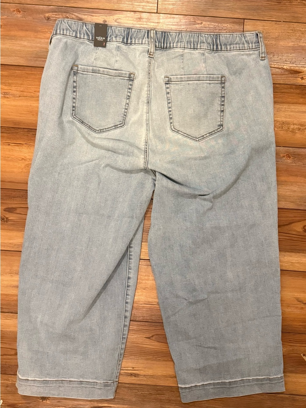 Torrid Size 2 Crop Weekend Wide Leg Jeans Light Wash Pull On Denim Capris NWT - Picture 2 of 7